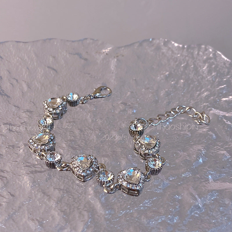 #LUNA-23 Heartfelt Love Heart Bracelet: Sweet Fashionable Accessory with Shimmering Diamond Design - Chic and Light Luxury for Women