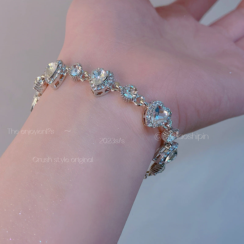 #LUNA-23 Heartfelt Love Heart Bracelet: Sweet Fashionable Accessory with Shimmering Diamond Design - Chic and Light Luxury for Women