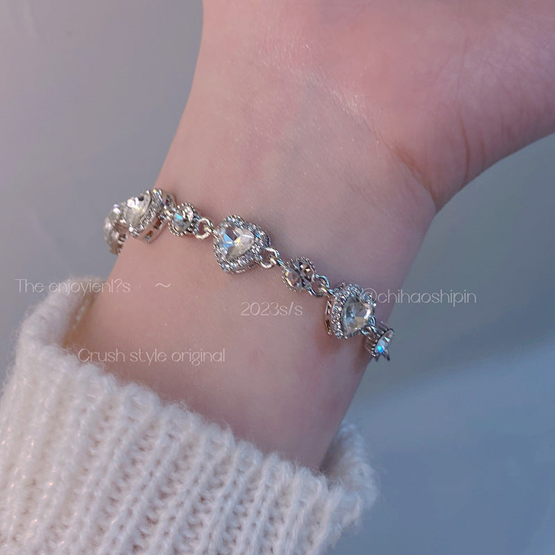 #LUNA-23 Heartfelt Love Heart Bracelet: Sweet Fashionable Accessory with Shimmering Diamond Design - Chic and Light Luxury for Women